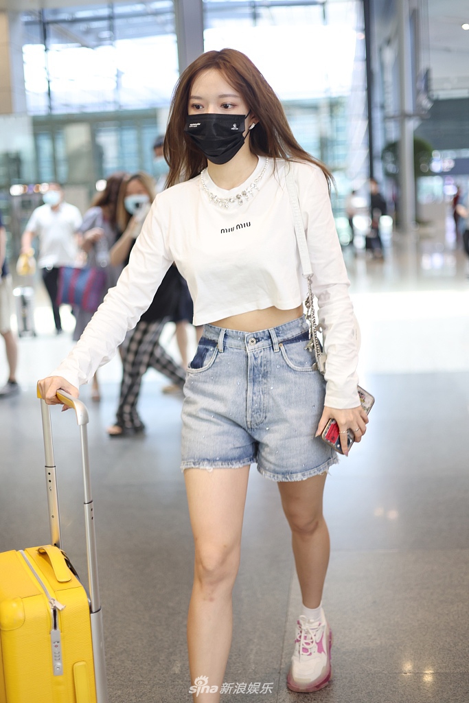 组图:程潇卫衣搭超短裤秀美腿 小蛮腰微露格外吸睛