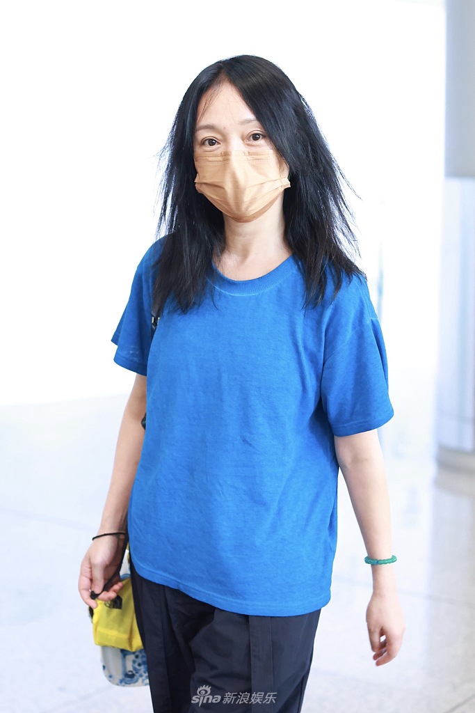 组图:周迅素颜亮相机场 穿着休闲对镜挥手亲和力满分