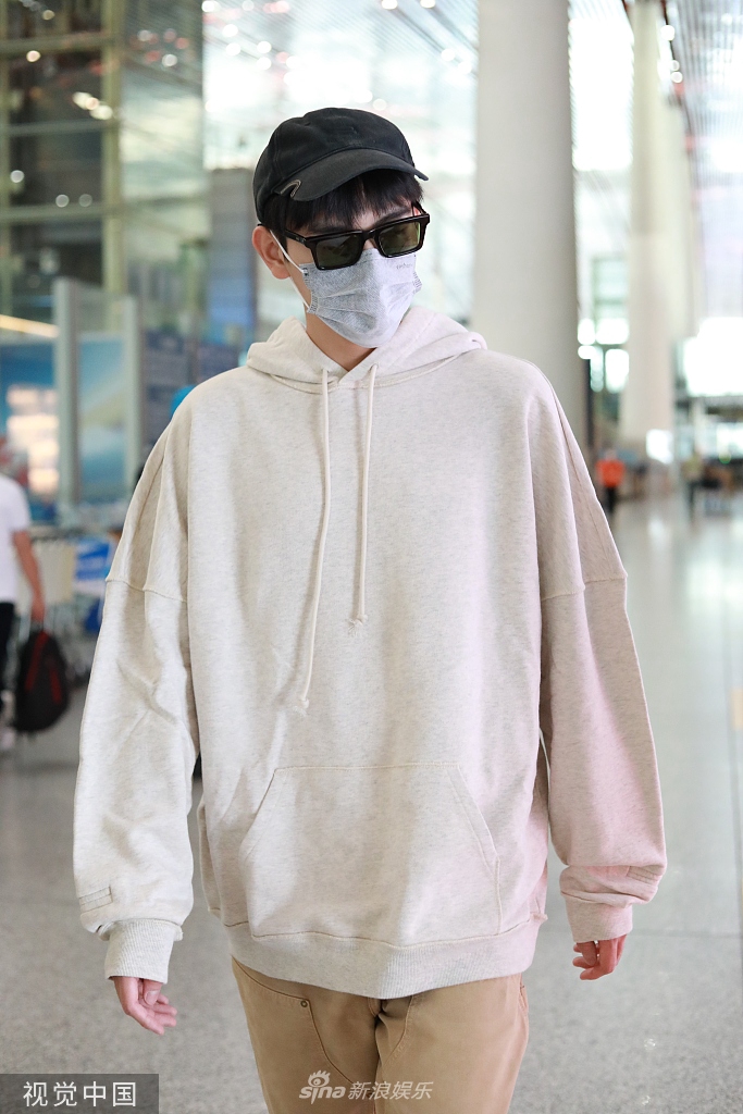 组图:陈飞宇帽子墨镜口罩全副武装 浅色系穿搭清爽帅气