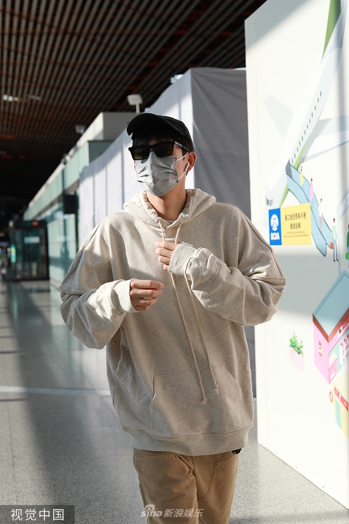 组图:陈飞宇帽子墨镜口罩全副武装 浅色系穿搭清爽帅气