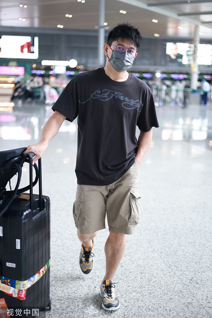 组图:50岁吴奇隆碎刘海少年感满满 热情挥手致意身材健硕有型