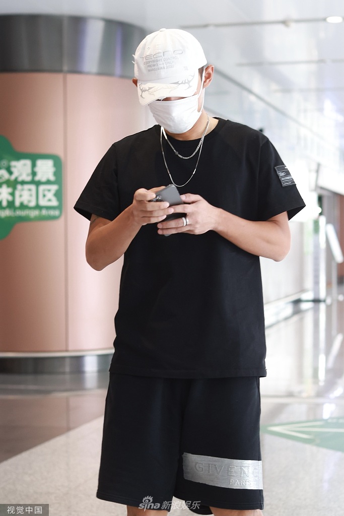 组图:张继科黑色look潮酷有型 拉行李玩手机两不耽误