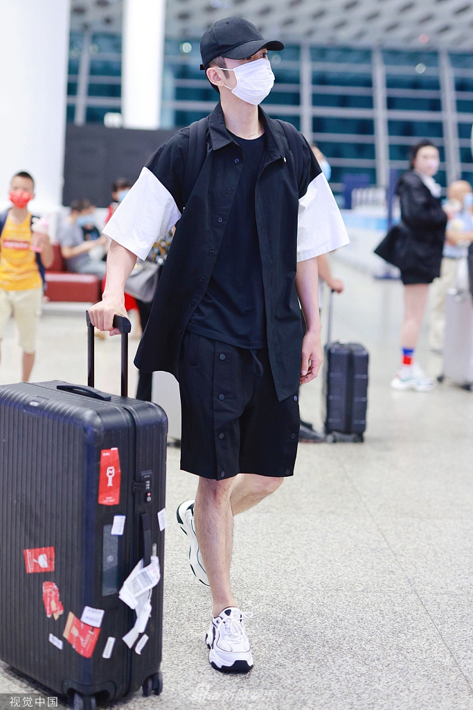 组图:张云龙拼接黑白衬衫帅气有型 穿短裤突显腿长身材高大