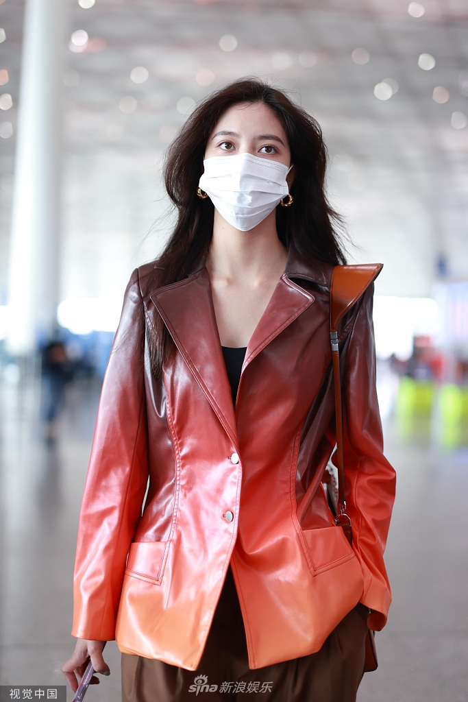 组图:宋妍霏穿火焰色皮衣飒气十足 仰头甩发魅惑撩人_高清图集_新浪网
