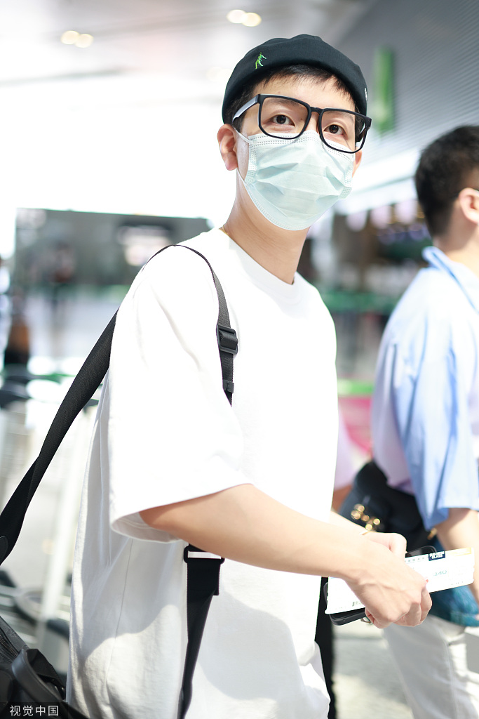 组图:胡夏戴圆顶帽搭眼镜时尚前卫 穿简单t恤搭牛仔裤干净清爽