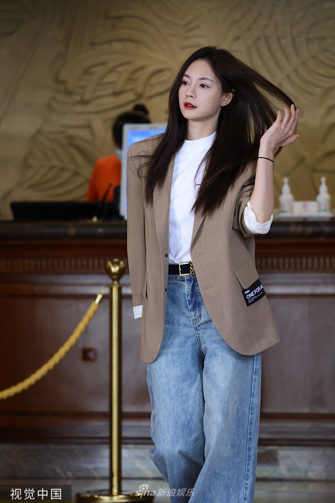 组图：沈梦辰西装搭牛仔裤时尚十足率性撩发随性洒脱第1张图片