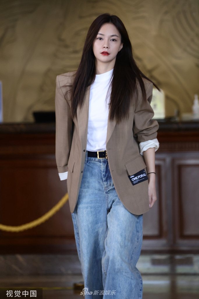 组图：沈梦辰西装搭牛仔裤时尚十足率性撩发随性洒脱第4张图片