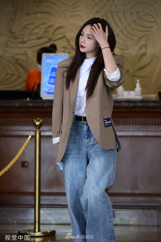 组图：沈梦辰西装搭牛仔裤时尚十足率性撩发随性洒脱第3张图片