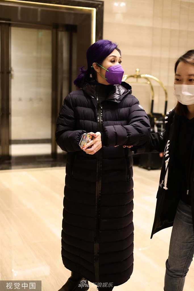 组图：杨千嬅穿黑色长款羽绒服保暖到位一头紫发活力亮眼第2张图片