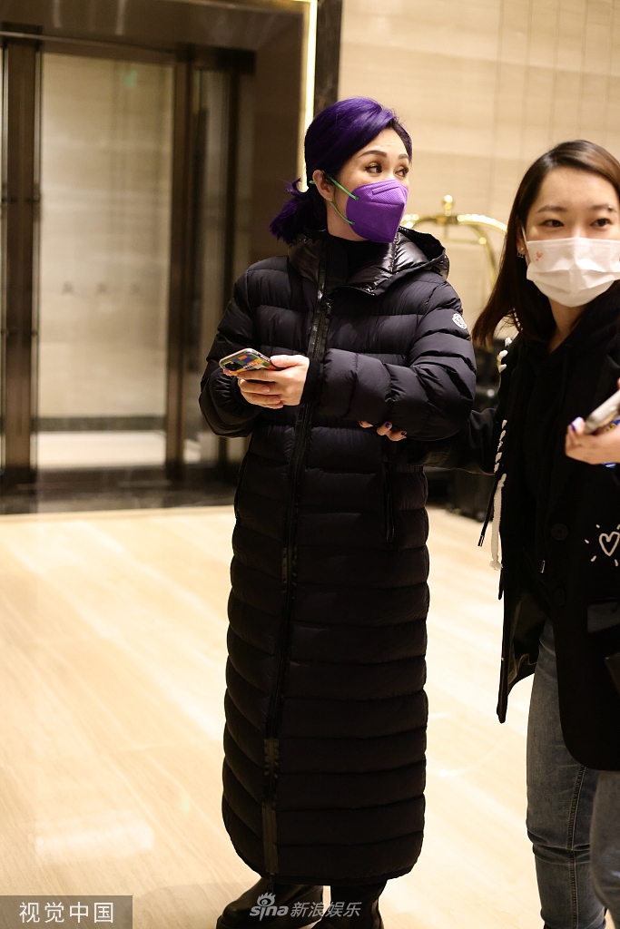 组图：杨千嬅穿黑色长款羽绒服保暖到位一头紫发活力亮眼第4张图片