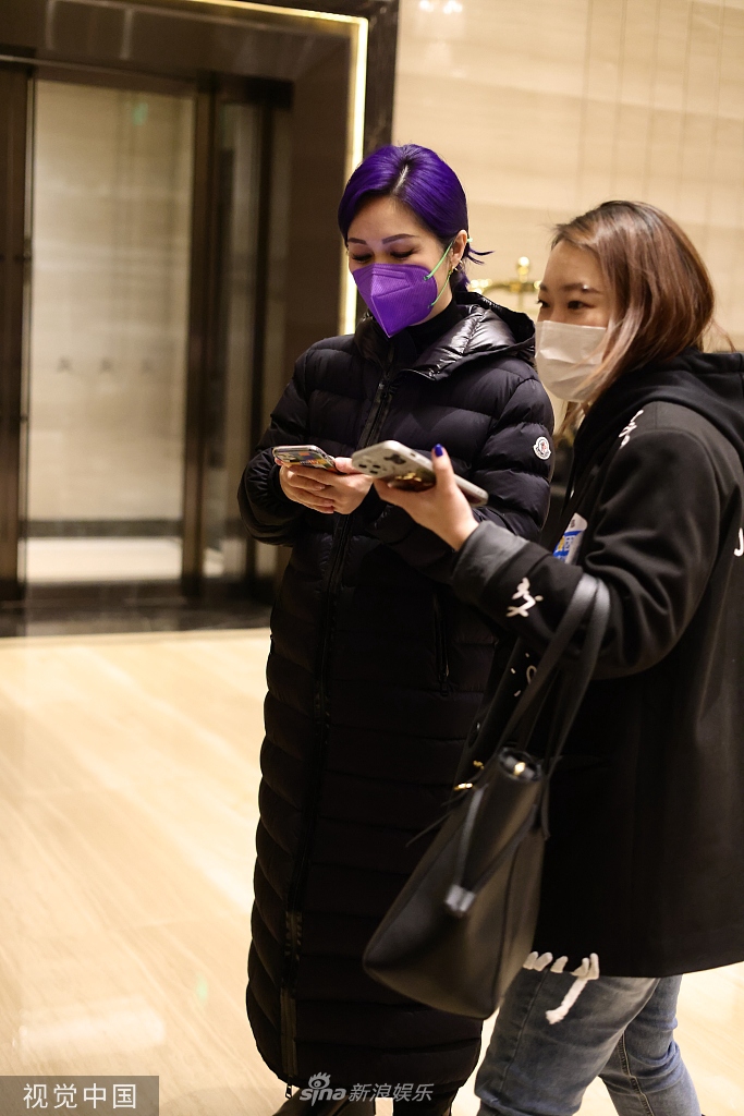 组图：杨千嬅穿黑色长款羽绒服保暖到位一头紫发活力亮眼第1张图片