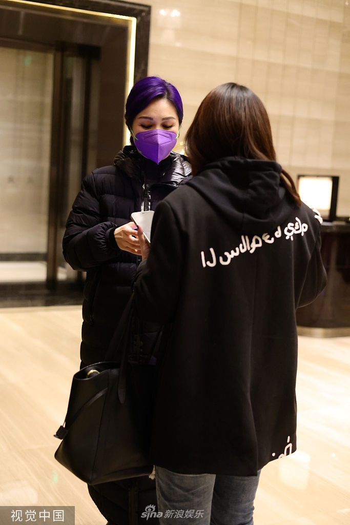 组图：杨千嬅穿黑色长款羽绒服保暖到位一头紫发活力亮眼第3张图片