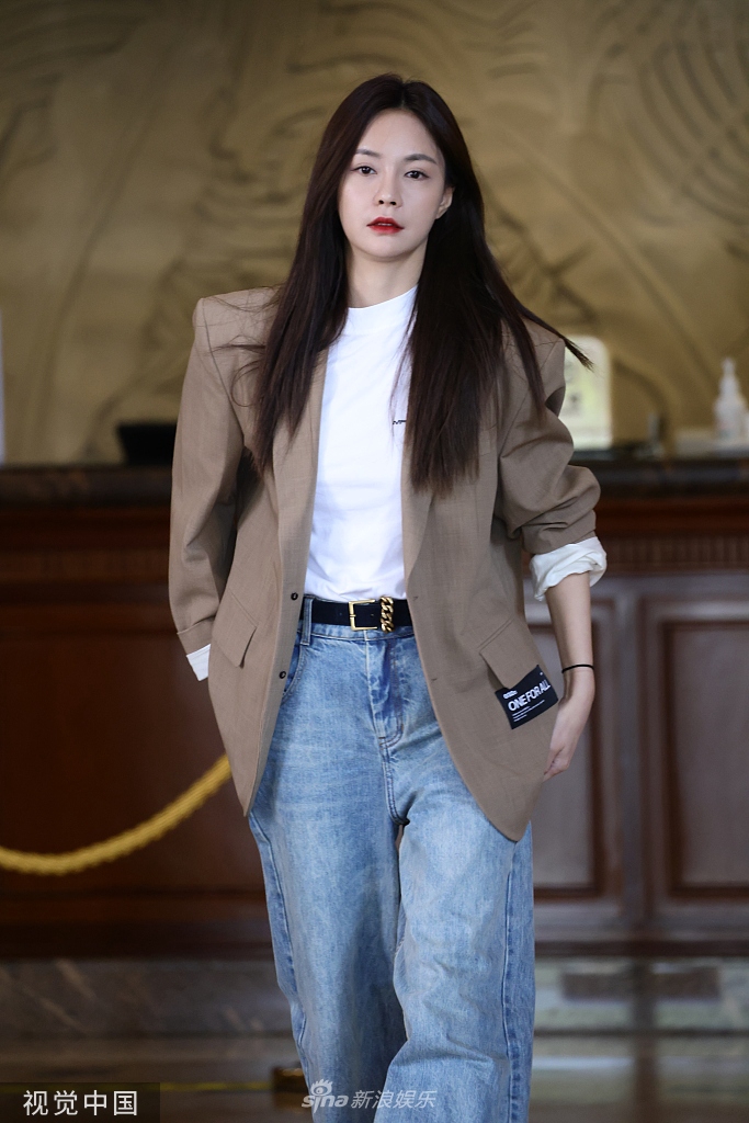 组图：沈梦辰西装搭牛仔裤时尚十足率性撩发随性洒脱第2张图片