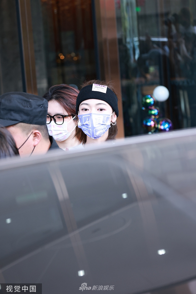 组图：吴谨言前往录制《乘风破浪》白T恤配发带青春靓丽第3张图片