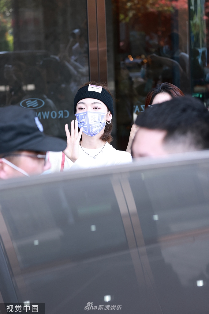 组图：吴谨言前往录制《乘风破浪》白T恤配发带青春靓丽第2张图片