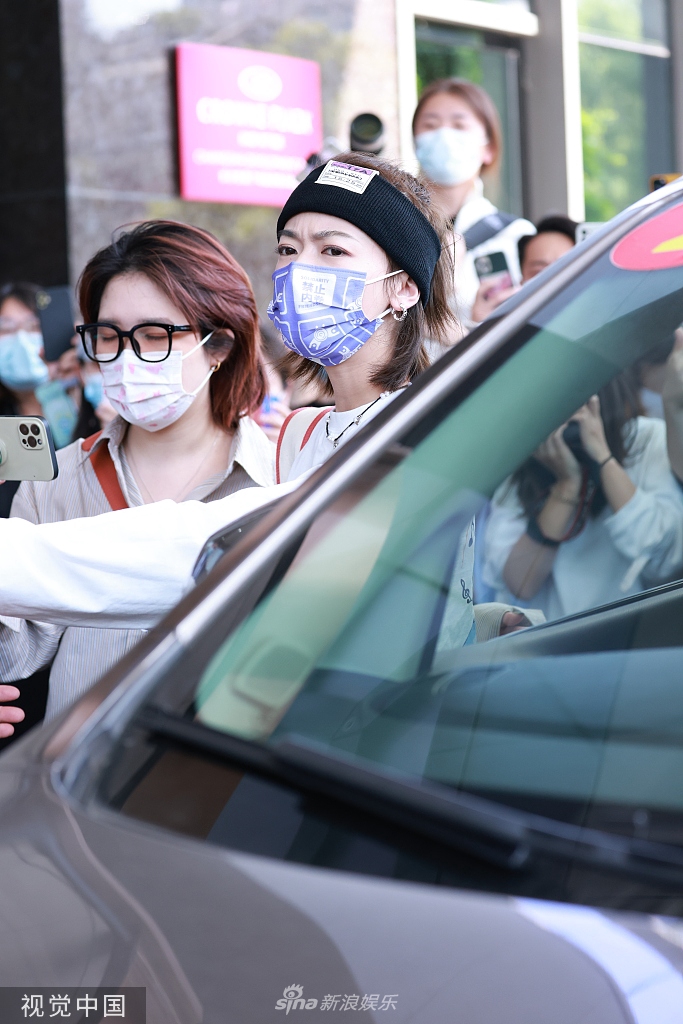 组图：吴谨言前往录制《乘风破浪》白T恤配发带青春靓丽第4张图片