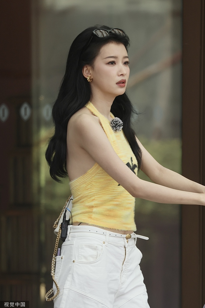 组图:《桃花坞3》孙怡身着黄色挂脖小吊带 清凉惹眼