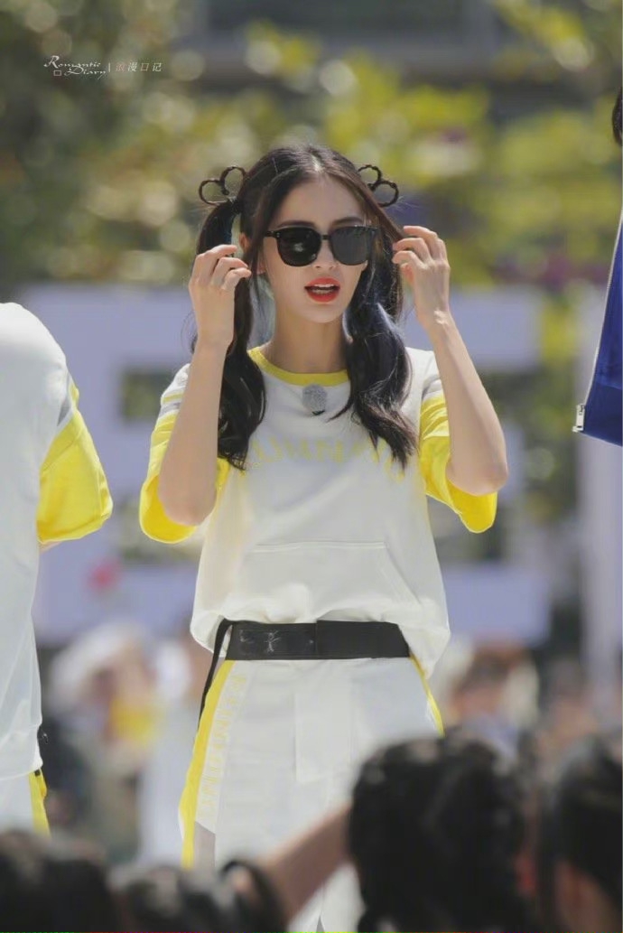 组图:angelababy双马尾比心俏皮可爱 笑容甜美元气满满