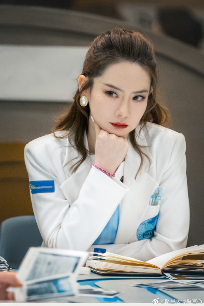 组图:戚薇身穿白大褂半扎马尾干练十足 神情严肃认真破案_高清图集