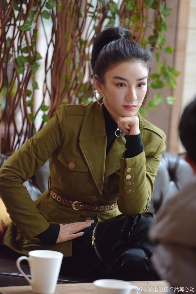 组图:黄奕身穿军绿色风衣精神饱满 手撑下巴展精致侧颜_高清图集_新浪