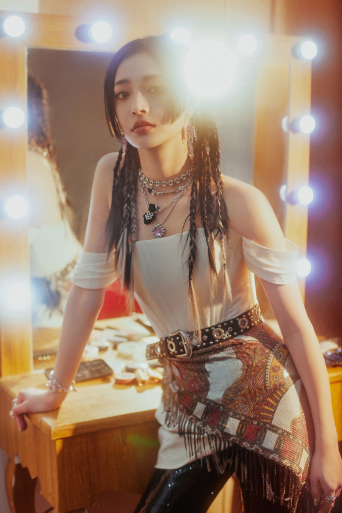 组图周洁琼挑染脏辫公主切甜辣吸睛怀抱琵琶小露香肩酷炫十足