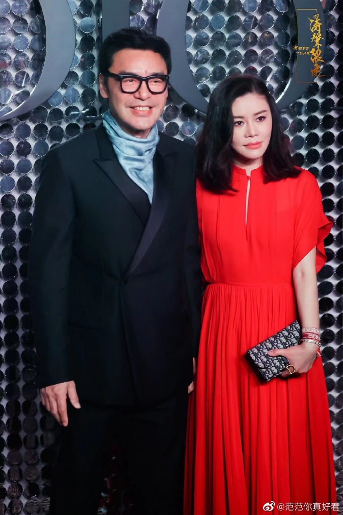 组图:钟镇涛携小12岁娇妻现身 二人同框与容祖儿等合影氛围欢乐