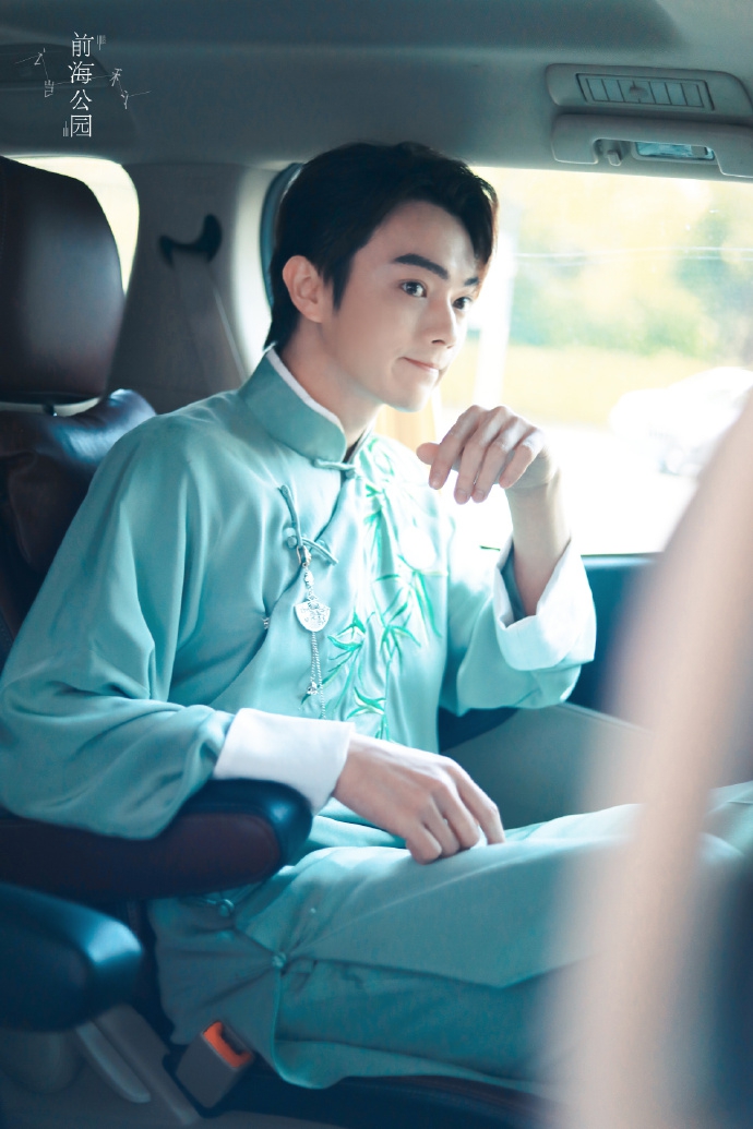 组图:许凯快本录制路透曝光 青衫长袍显翩翩公子儒雅气质