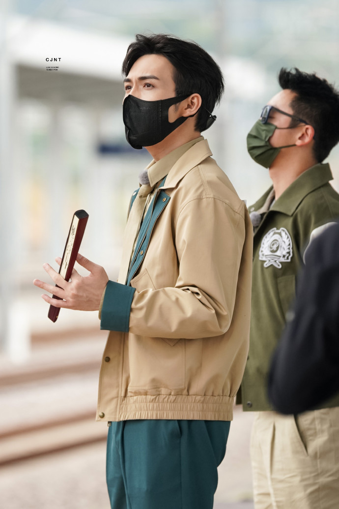 组图:张彬彬《奔跑吧》上班路透 卡其色工装风造型复古帅气_高清图集