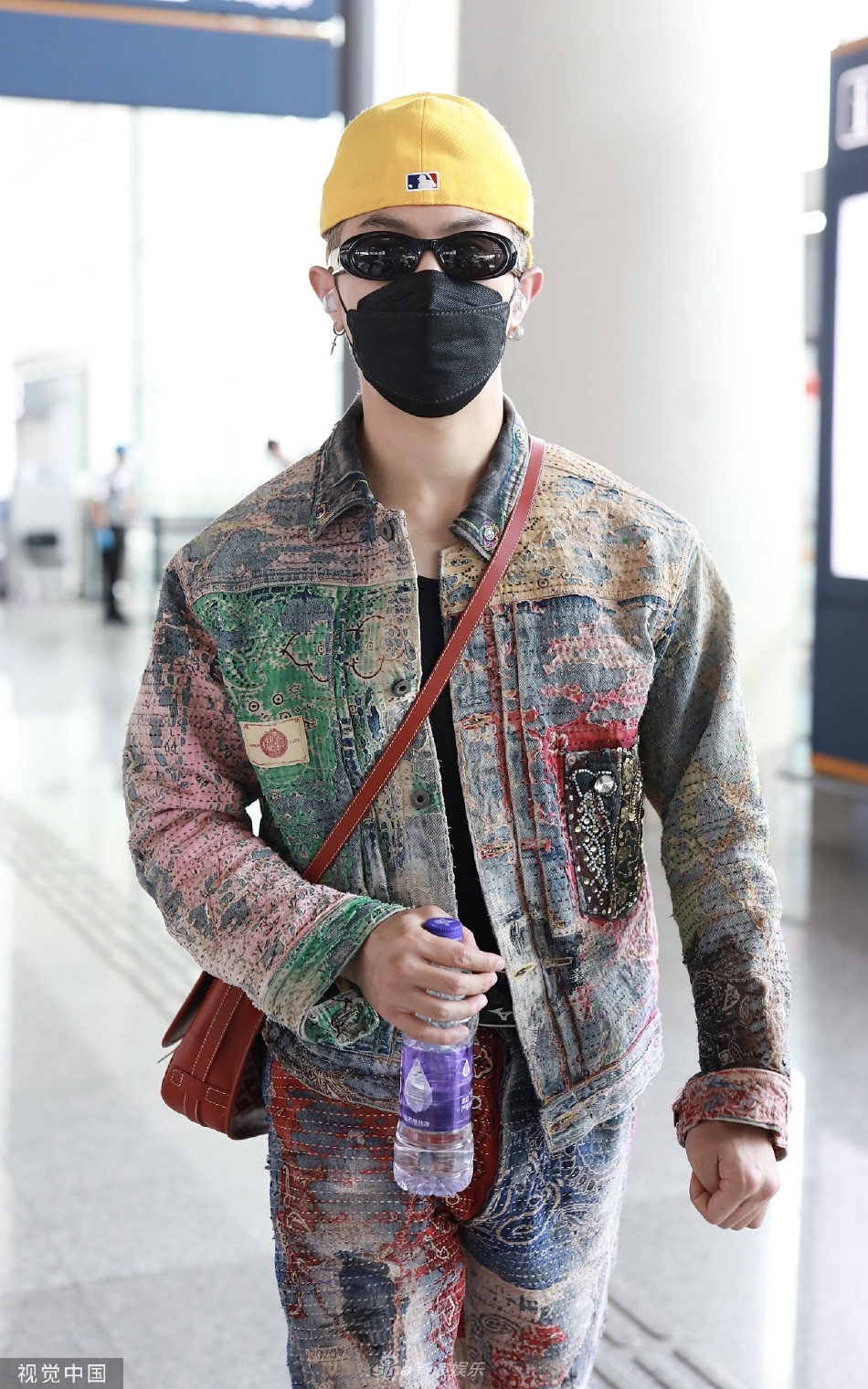 组图：马伯骞录制《新游记》后现身做旧晕染牛仔套装时尚吸睛第2张图片