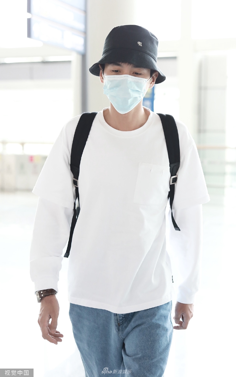 组图：张若昀录制《新游记》后现身机场头戴渔夫帽随性休闲第2张图片