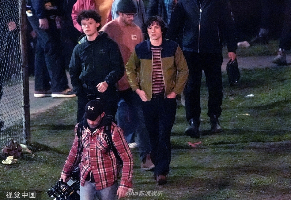 组图：汤姆-霍兰德新电影路透穿夹克拆裤兜帅气十足第4张图片