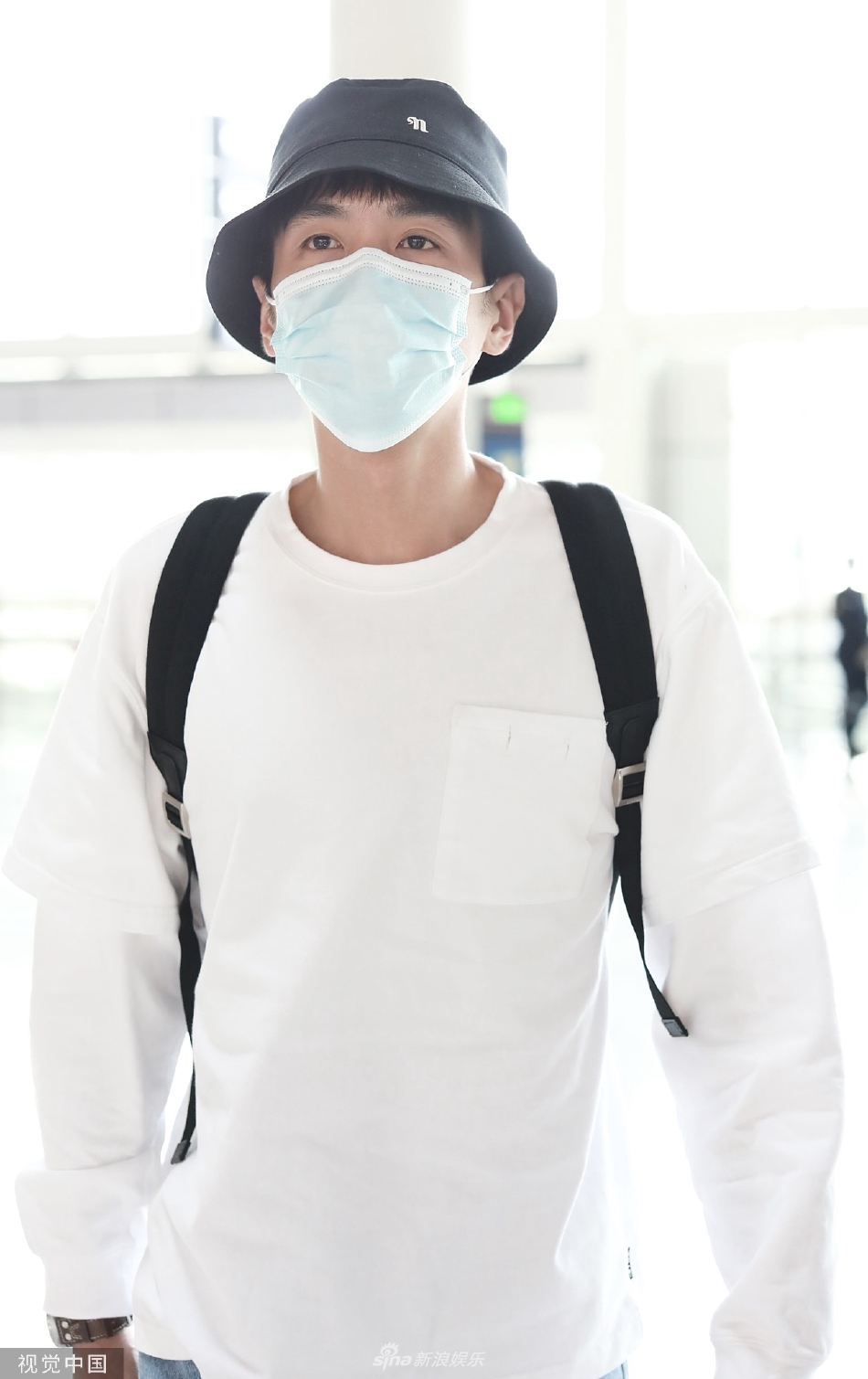 组图：张若昀录制《新游记》后现身机场头戴渔夫帽随性休闲第3张图片