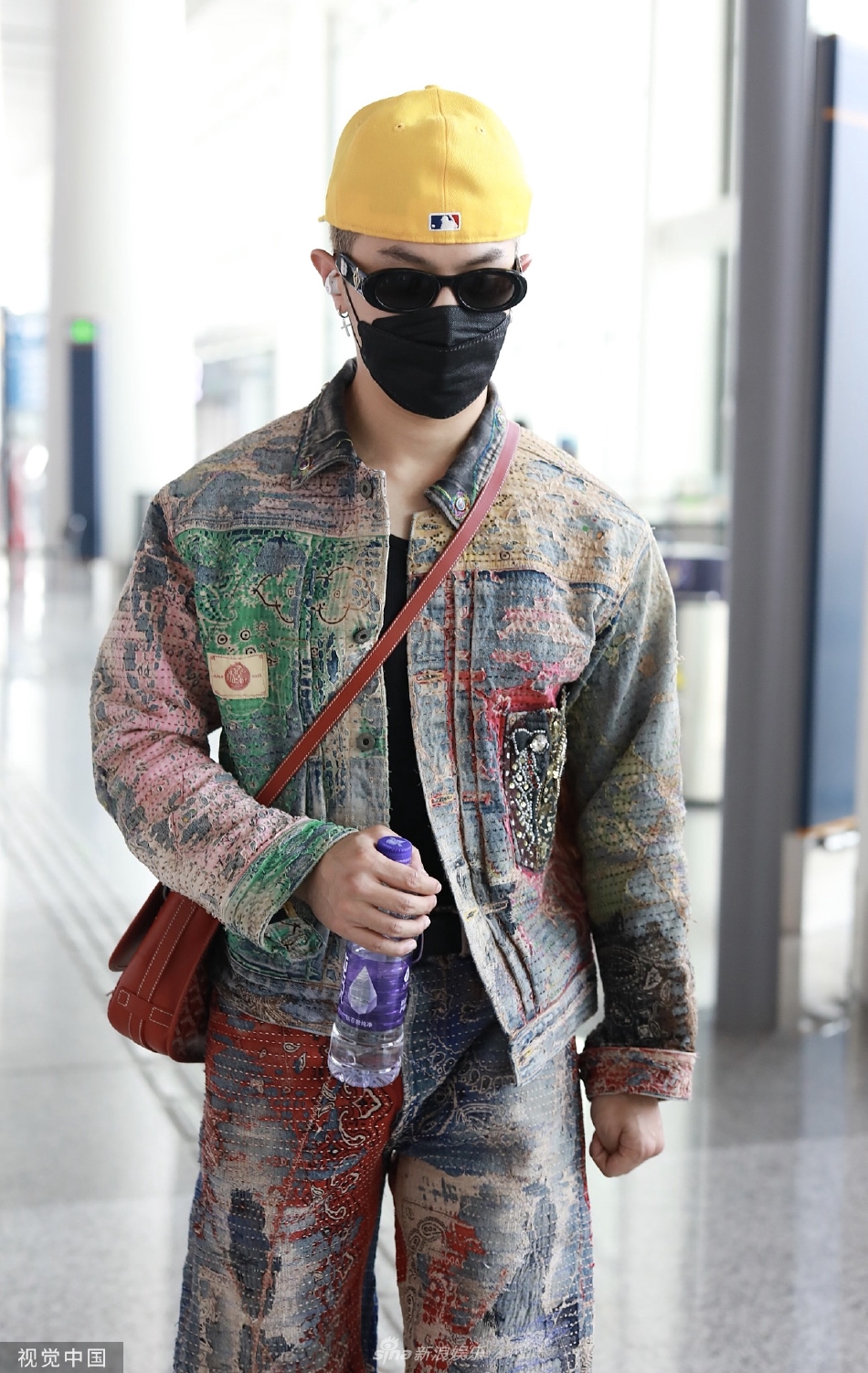 组图：马伯骞录制《新游记》后现身做旧晕染牛仔套装时尚吸睛第3张图片