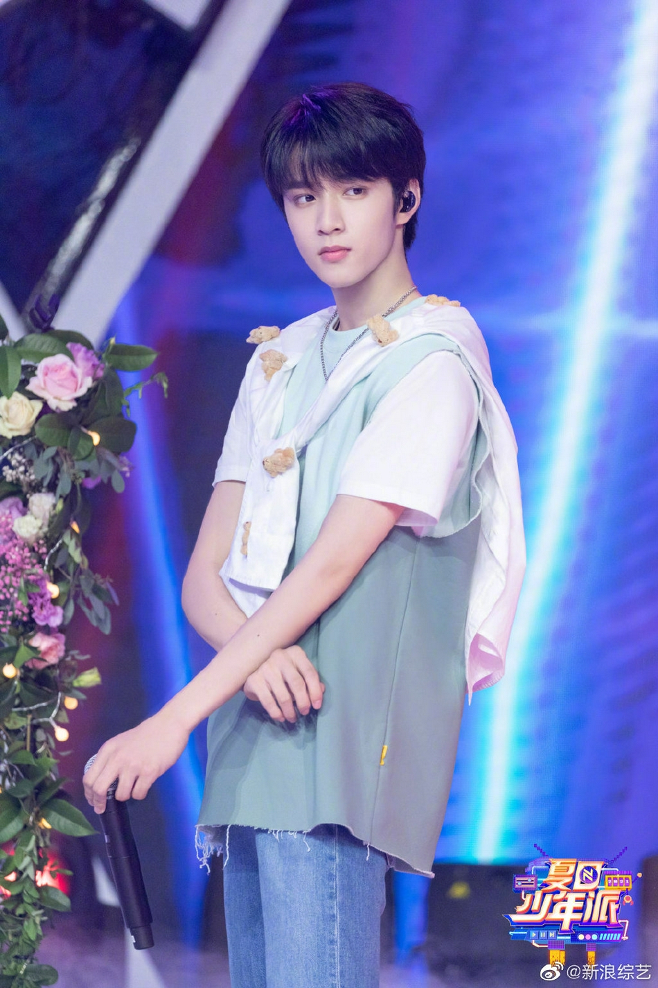 组图:尴尬又可爱!时代少年团刘耀文转话筒"翻车"