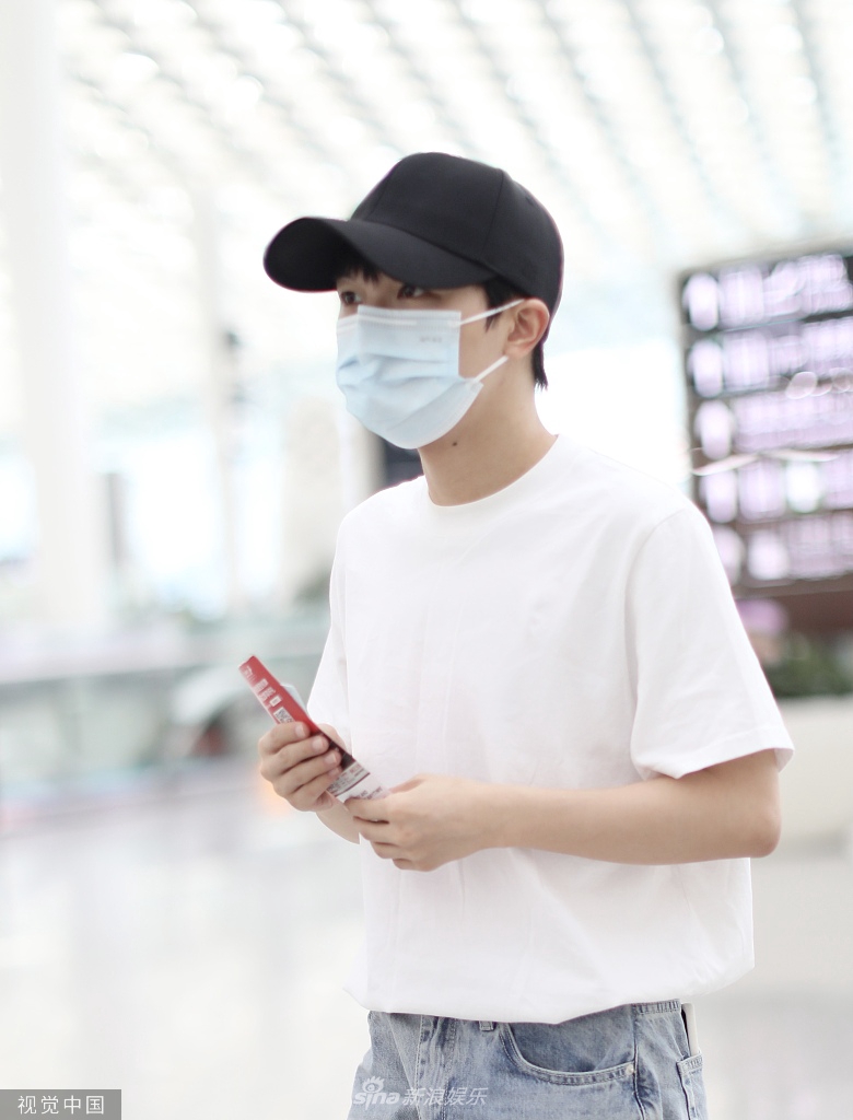 组图:周深白t恤搭牛仔裤极致简约清爽 头戴棒球帽少年感十足