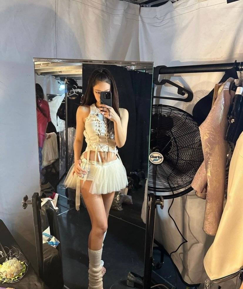 组图：Jennie分享演唱会后台照 全白look大秀长腿蛮腰