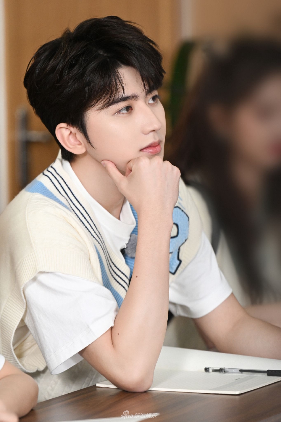 组图:蔡徐坤《奔跑吧》剧照 短袖搭针织背心青春活力