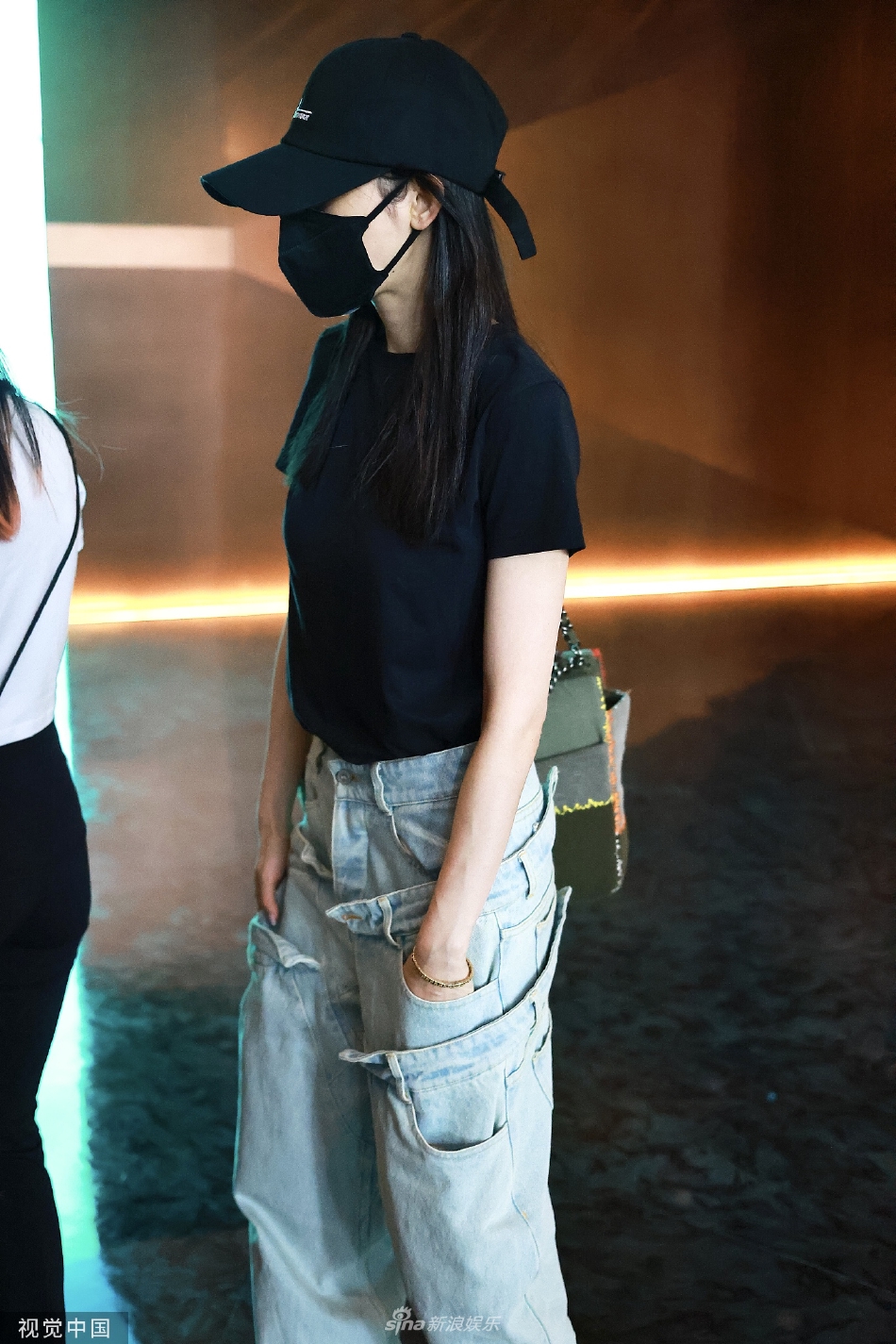 组图：张天爱备战《乘风破浪》头戴棒球帽身穿牛仔裤装扮休闲第3张图片