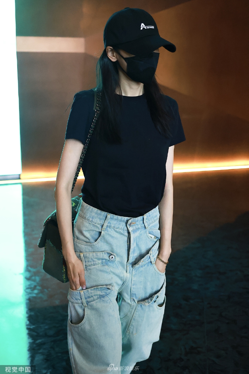 组图：张天爱备战《乘风破浪》头戴棒球帽身穿牛仔裤装扮休闲