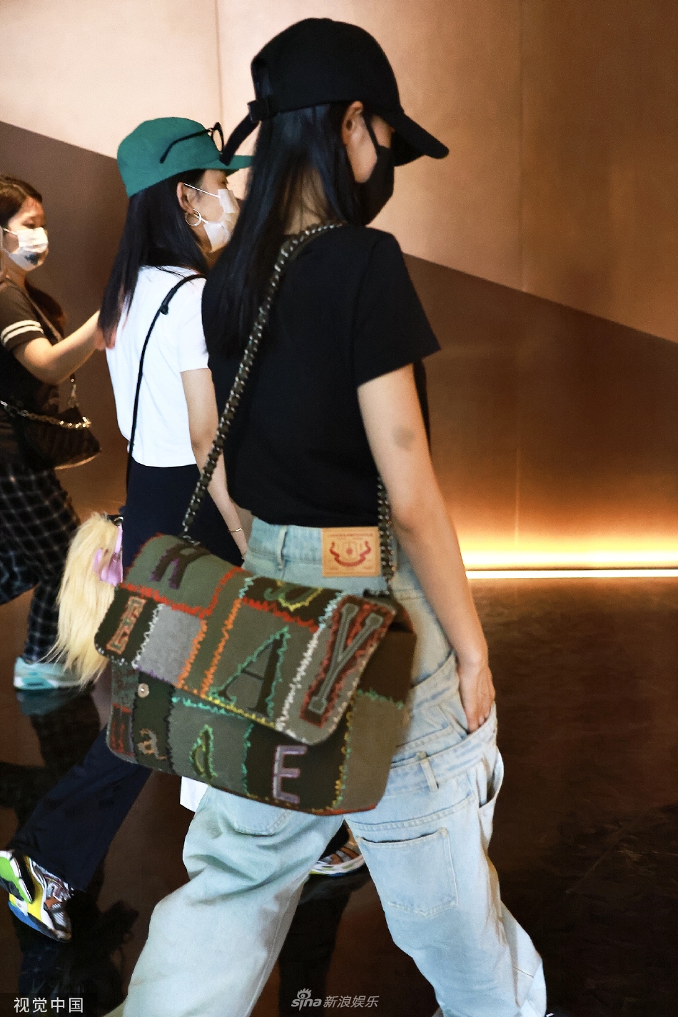 组图：张天爱备战《乘风破浪》头戴棒球帽身穿牛仔裤装扮休闲第4张图片