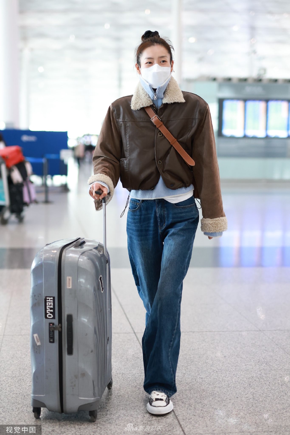 组图:刘雯穿牛仔阔腿裤秀长腿 搭配皮质棉衣保暖到位_高清图集_新浪网