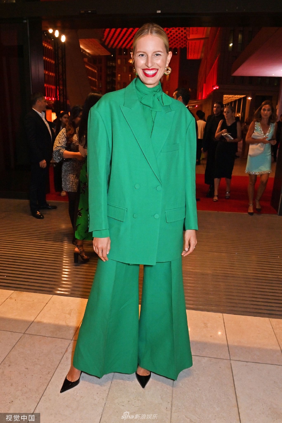 组图:卡罗莱娜-科库娃出席活动 一身绿色套装知性优雅_高清图集_新浪