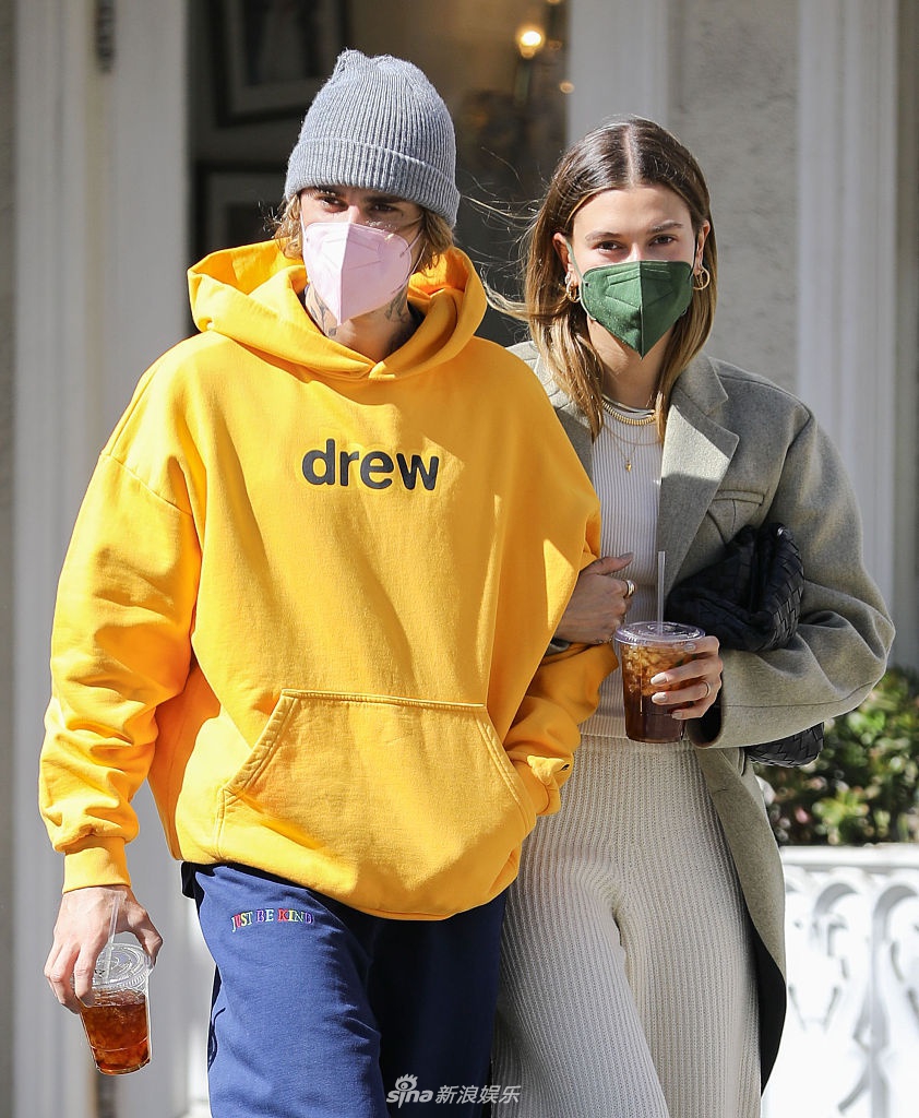 组图:比伯穿亮黄卫衣变清爽少年 与老婆海莉一路挽手恩爱十足