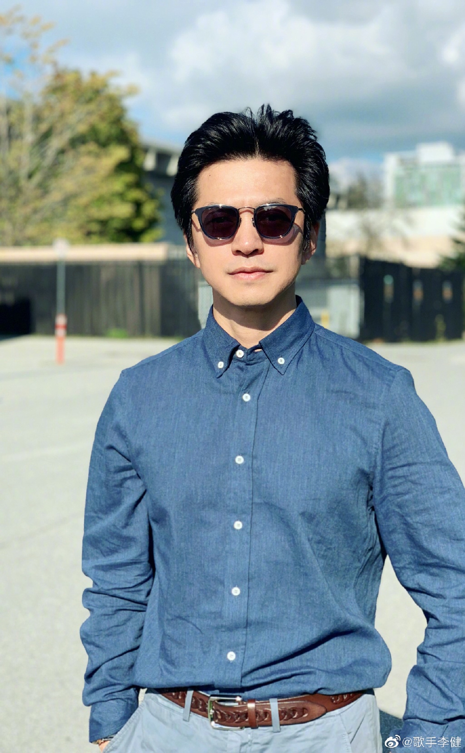 组图:李健携妻子度假 孟小蓓背吉他紧随丈夫身后_高清图集_新浪网