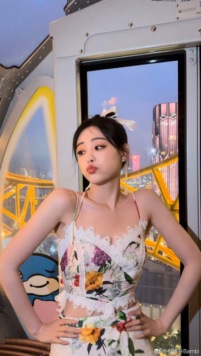 祝绪丹晒摩天轮随拍 丸子头搭配蝴蝶结干净利落-易天影视公司-服务