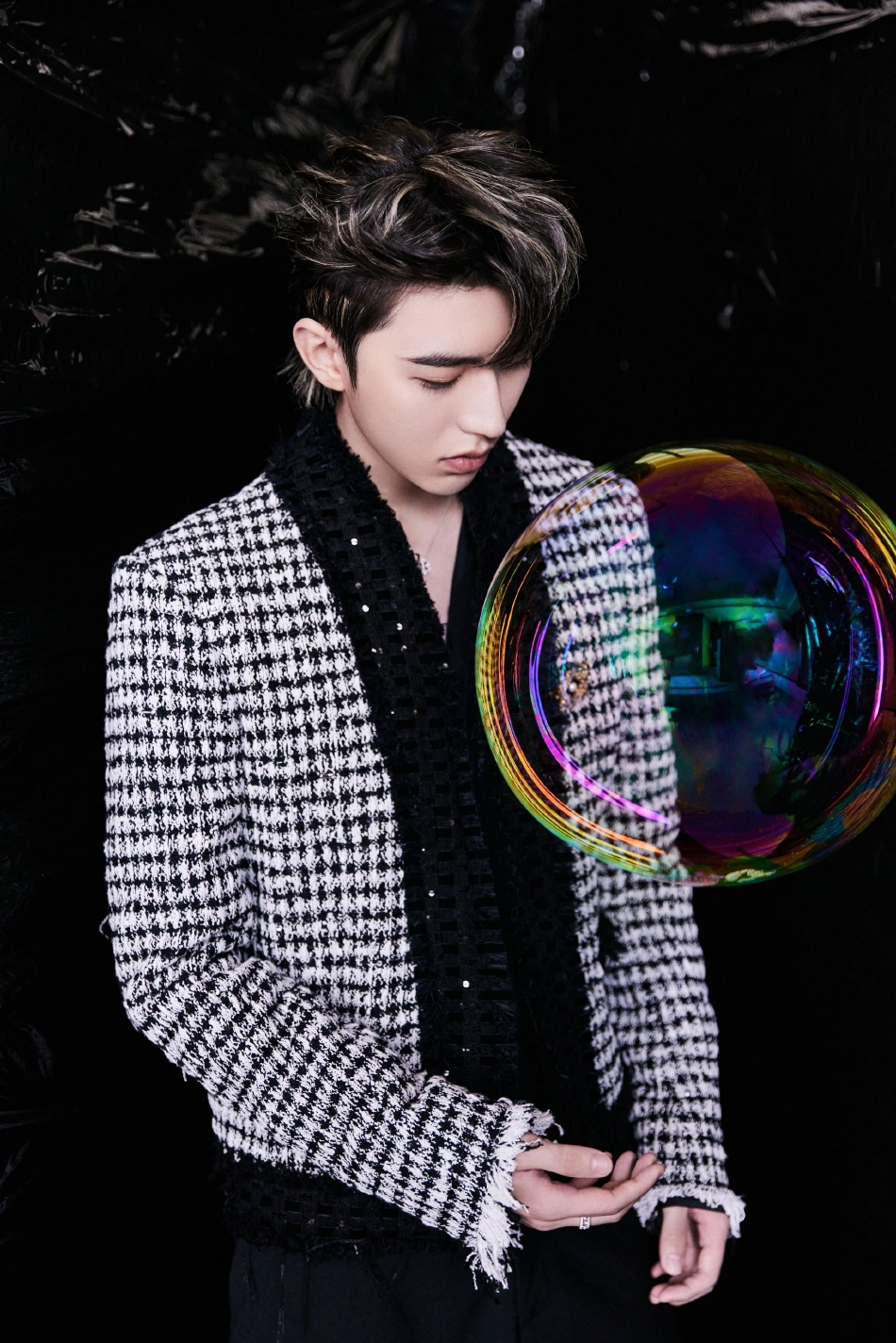 组图蔡徐坤沸腾校园千鸟格造型大片复古优雅尽显气质