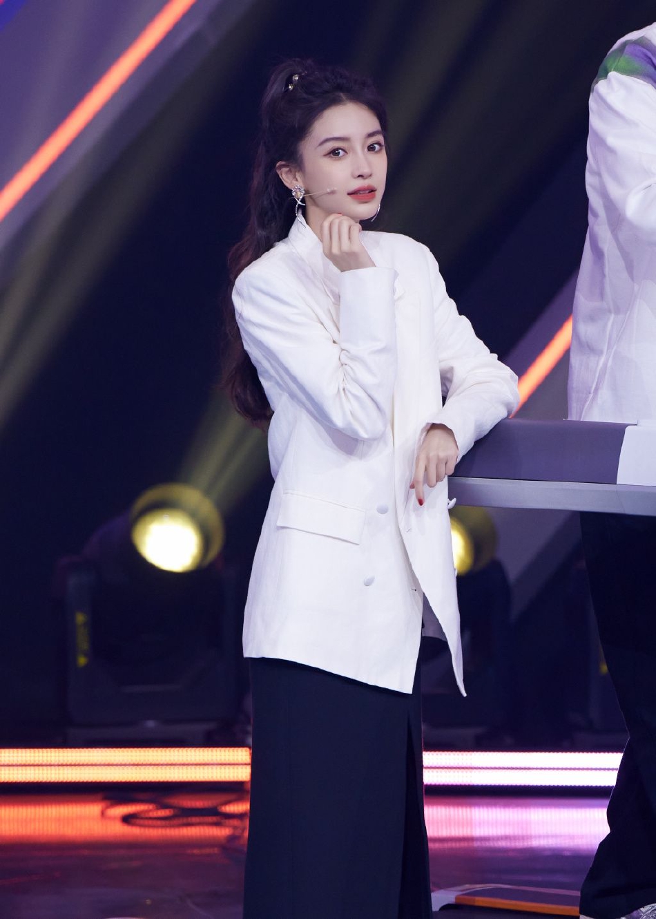 组图:angelababy身穿白西装休闲清新 半扎马尾温婉大方笑容迷人_高清
