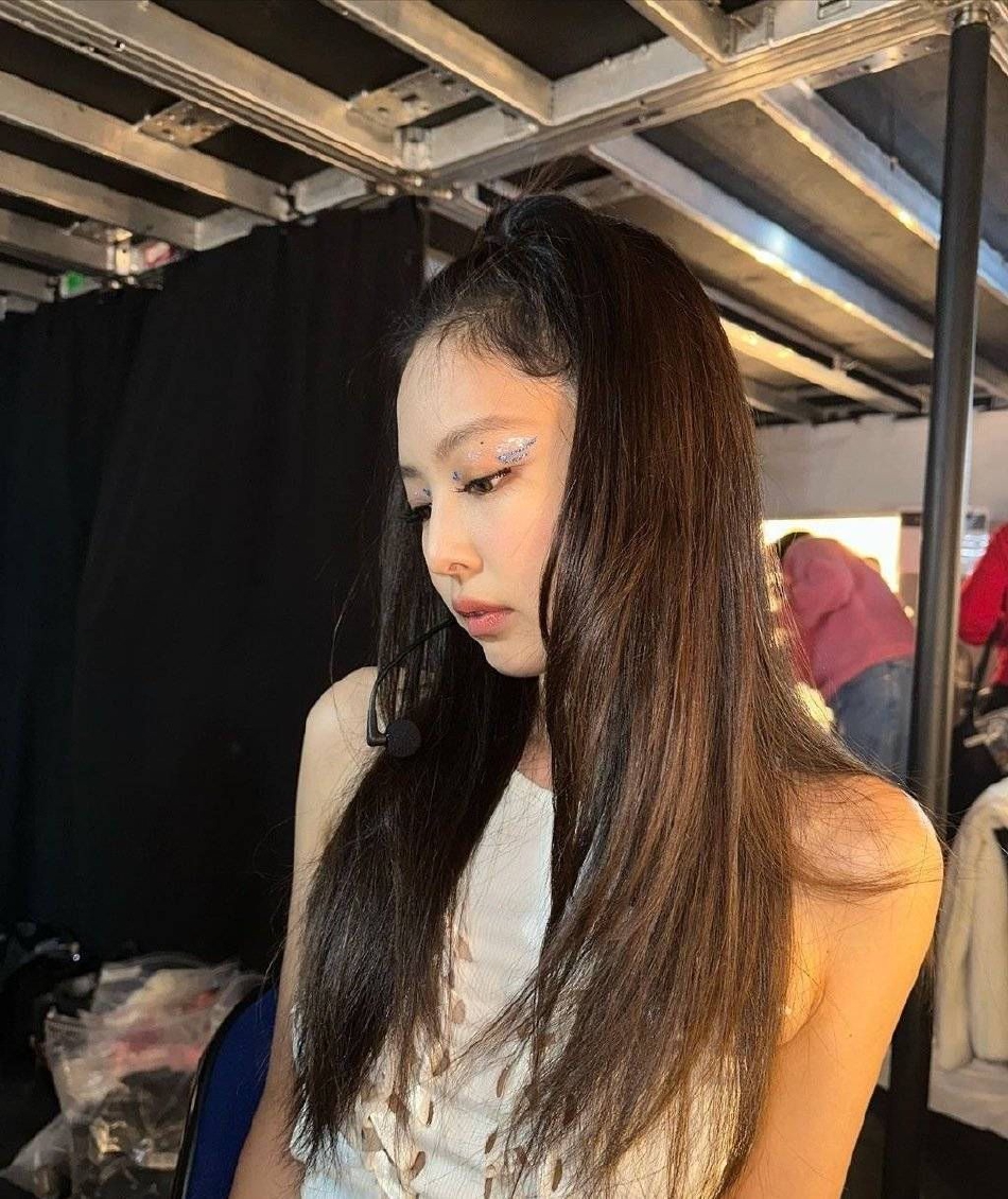 组图：Jennie分享演唱会后台照 全白look大秀长腿蛮腰