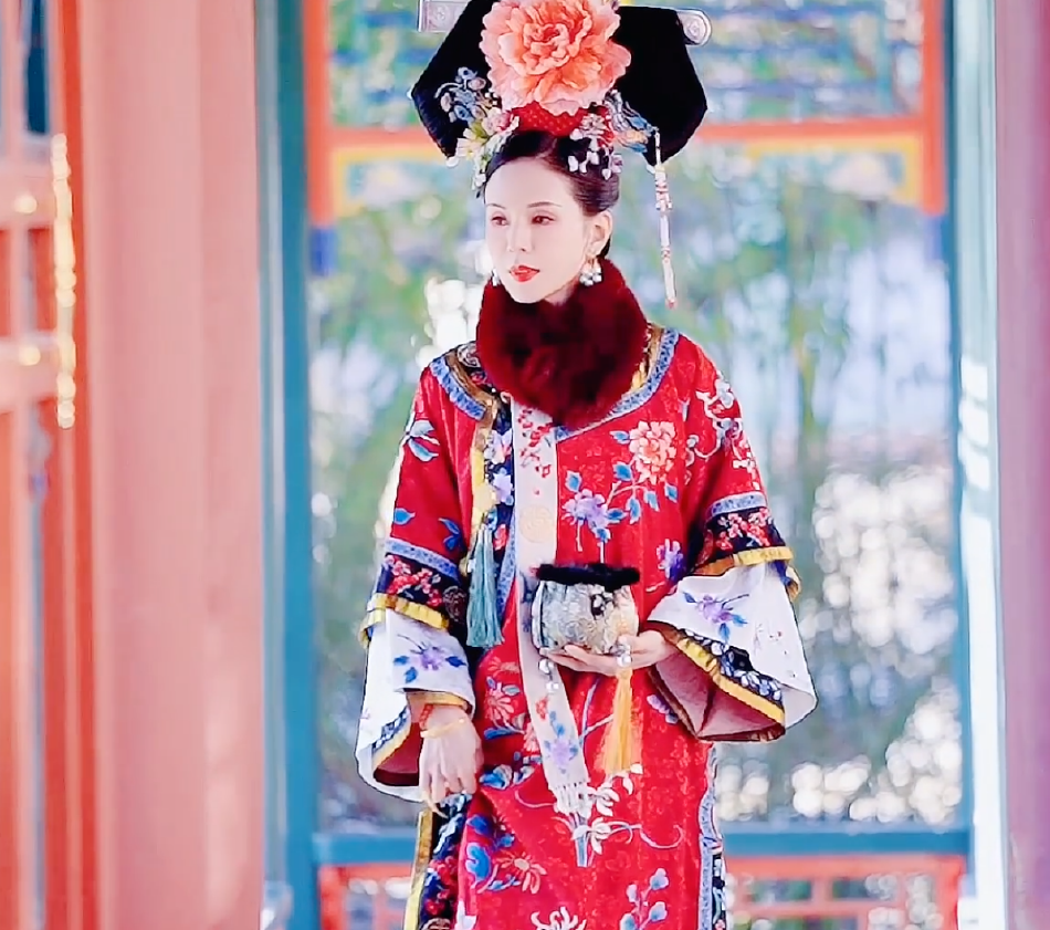 组图李若彤清宫装扮气场足低眸浅笑气质端庄状态佳