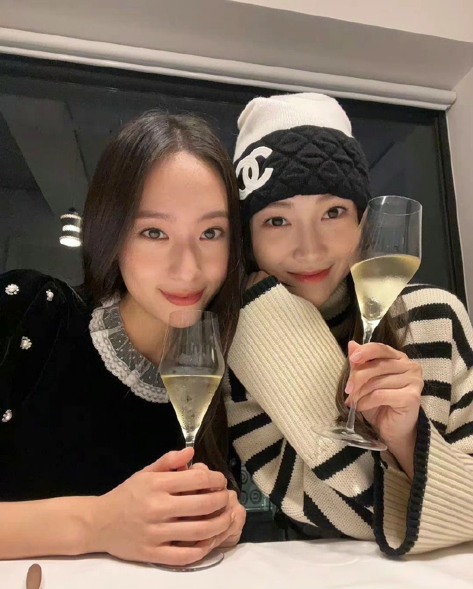 组图：郑秀妍分享郑秀晶生日聚餐视讯 姐妹二人对镜搞怪欢乐十足